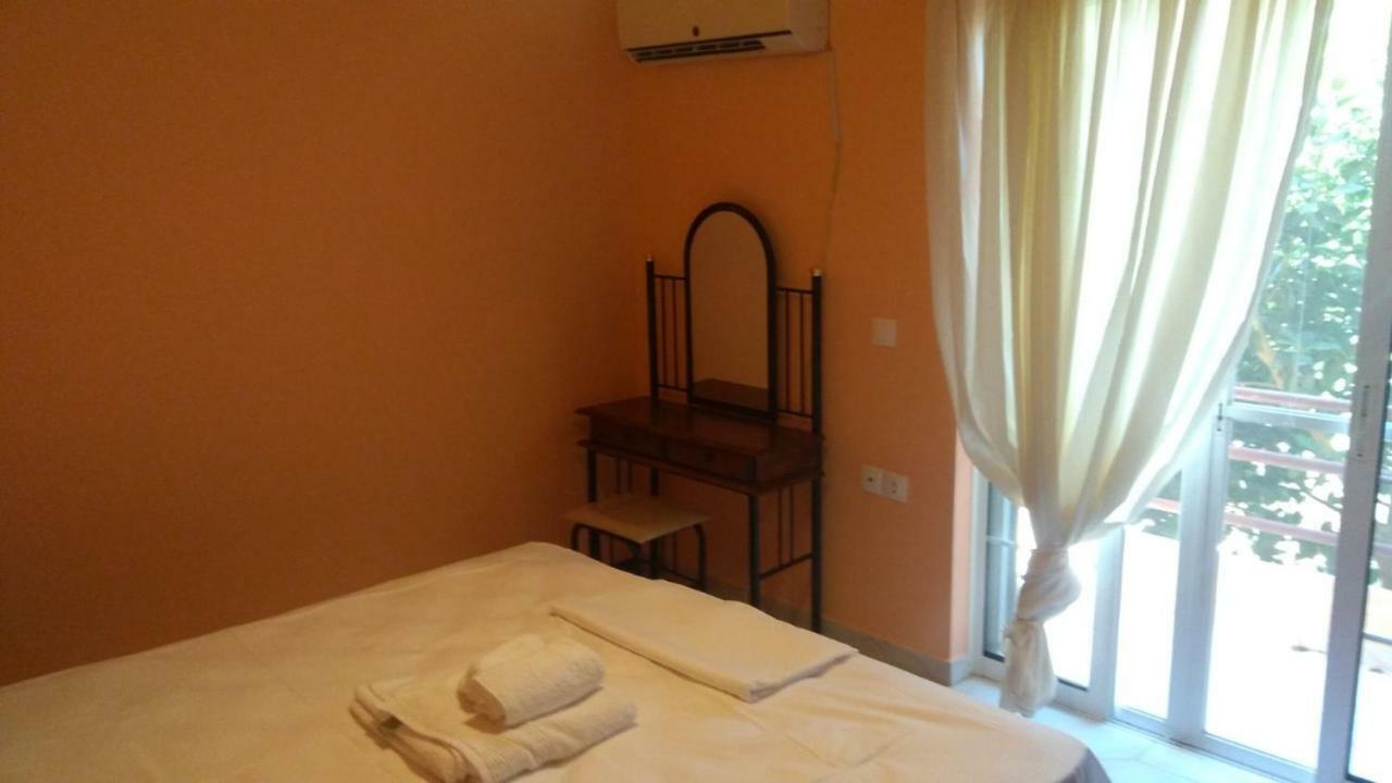 Monemvasia Lazarus Beach Apartment Esterno foto